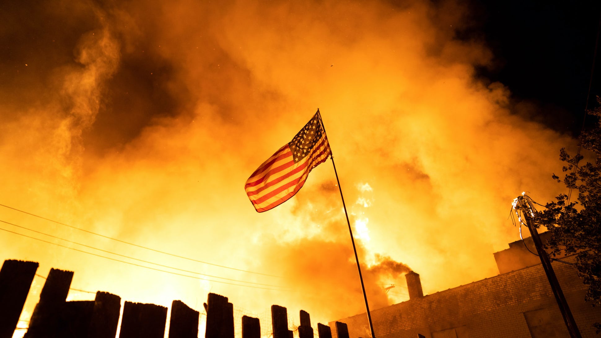 Америка во Пламен! Масовни Крвави Беснеења на Сорос Платениците низ Цела САД! Гардата ја Брани Белата Куќа!