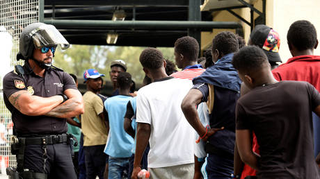 ЕУ Разгледува “Увоз на 70 милиони Африканци” до 2035 година – Германски Европратеник го Осудува Новиот Погубен Миграциски Пакт на ЕУ!